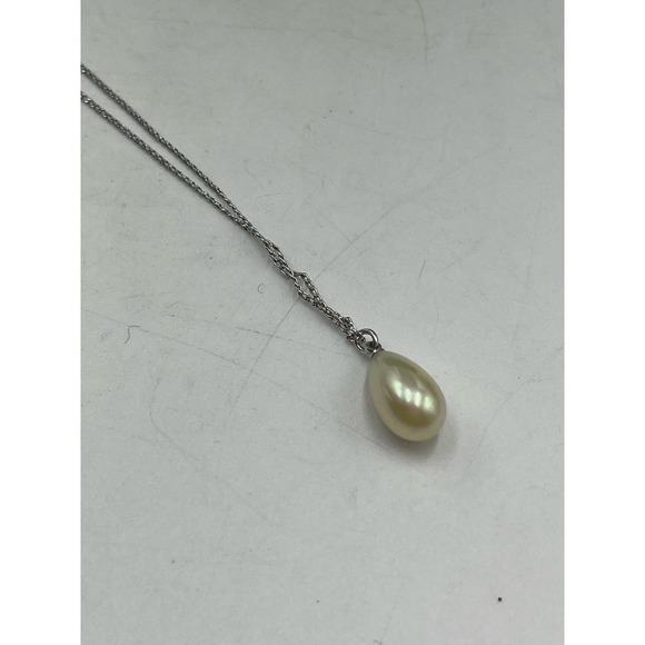 Trifari Single Teardrop Faux White
Pearl Silver Tone 16" Necklace - Picture 10 of 12